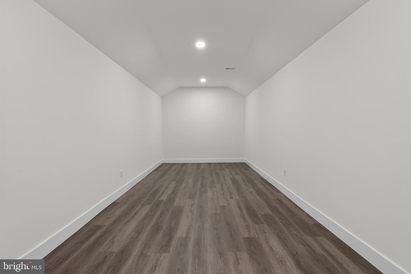 825 Elm Avenue photo 27