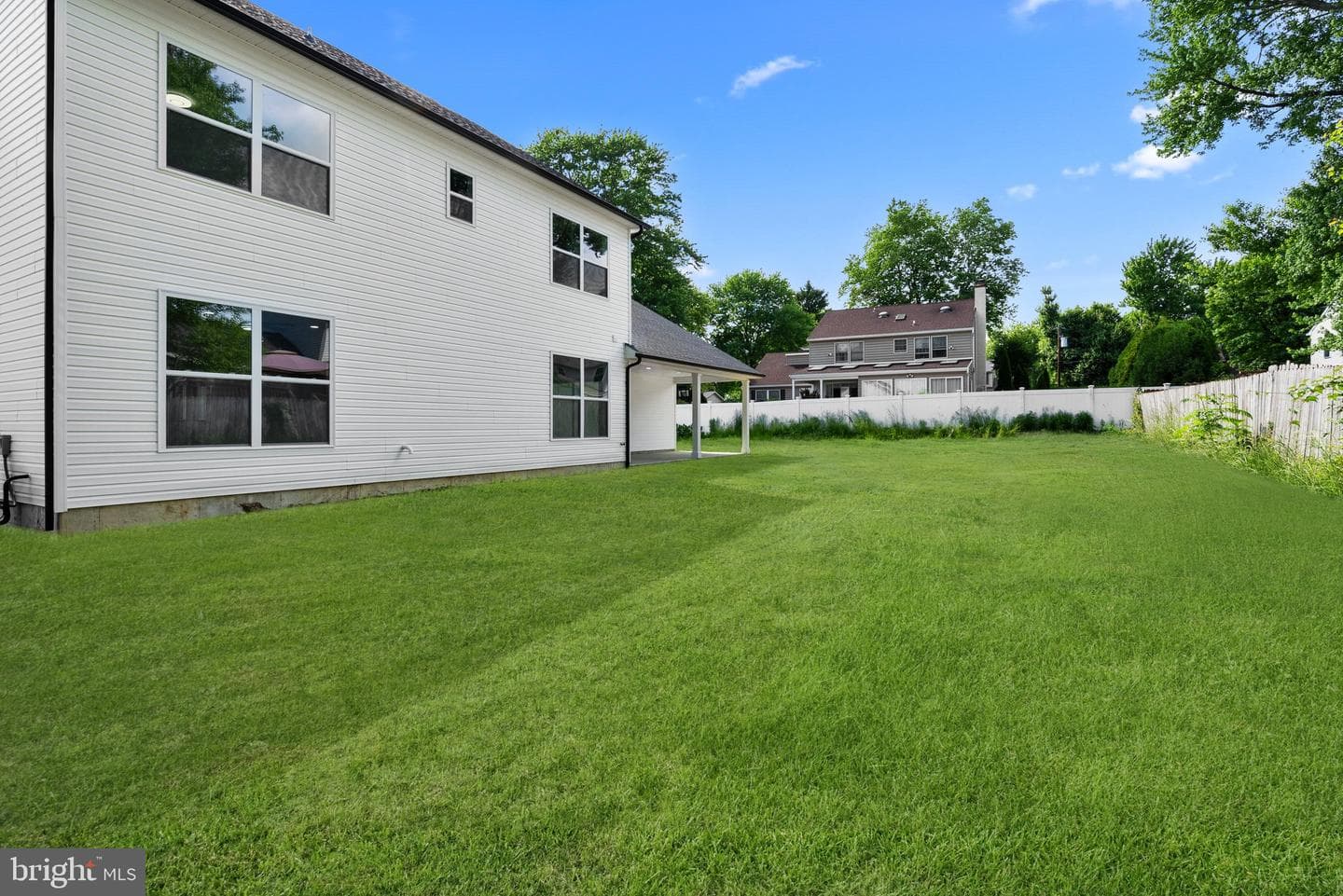 825 Elm Avenue photo 33