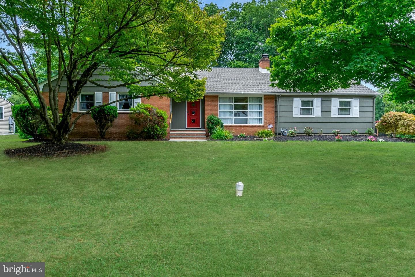 860 Queens Drive photo 2