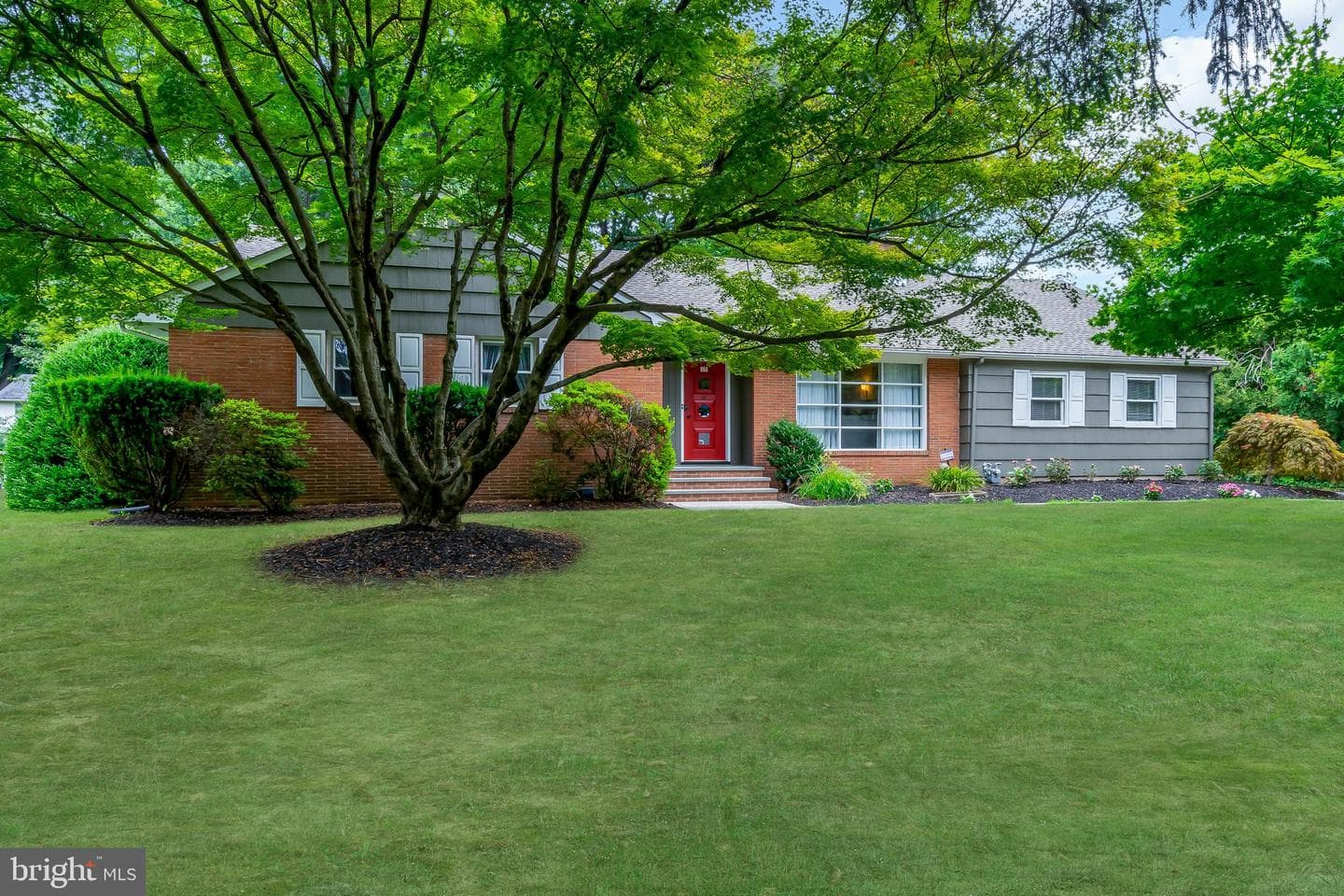 860 Queens Drive photo 3