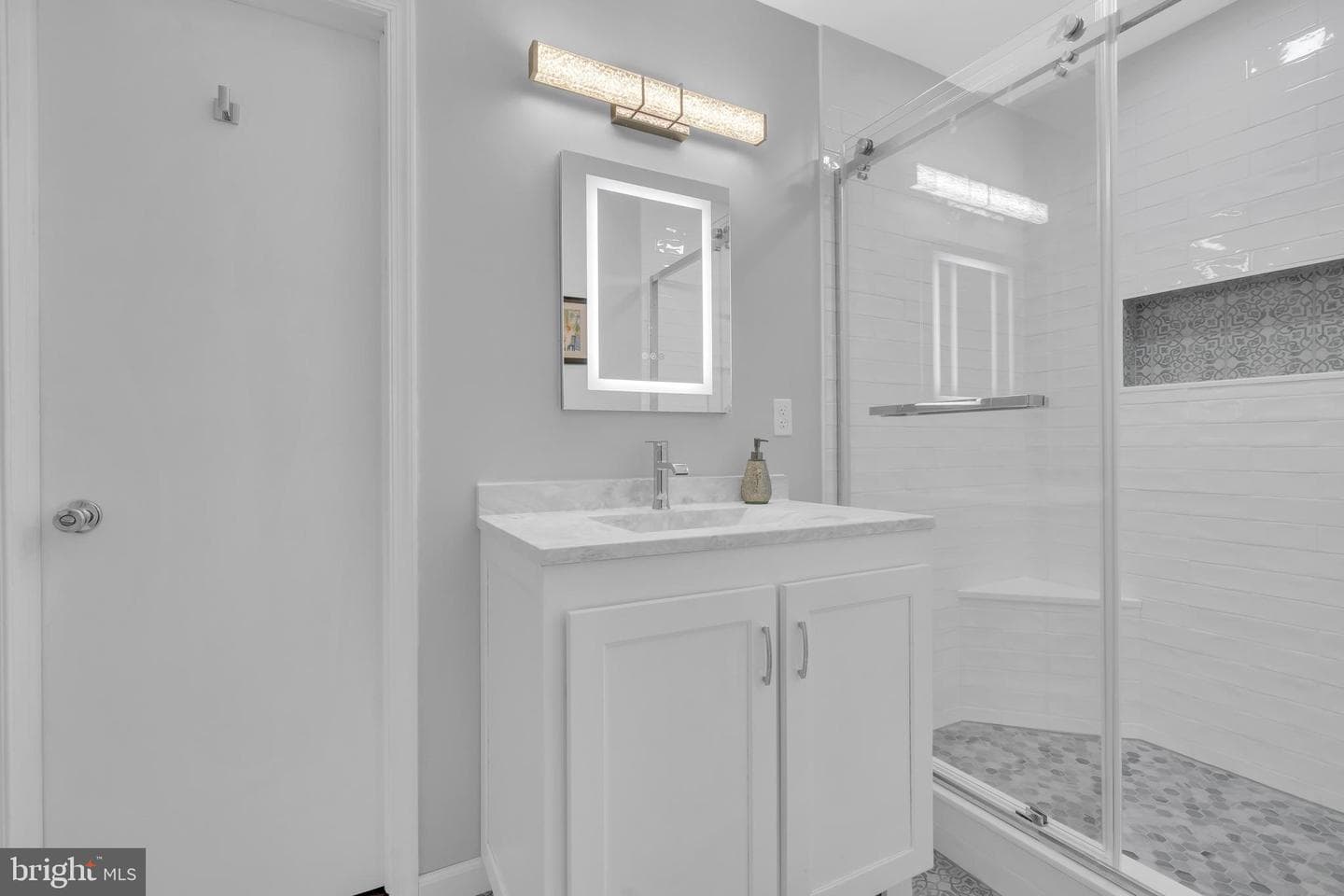 860 Queens Drive photo 39