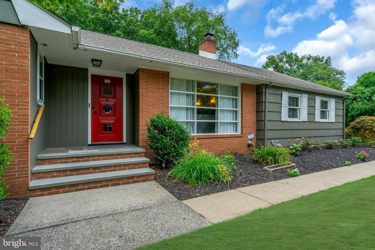 860 Queens Drive photo 4