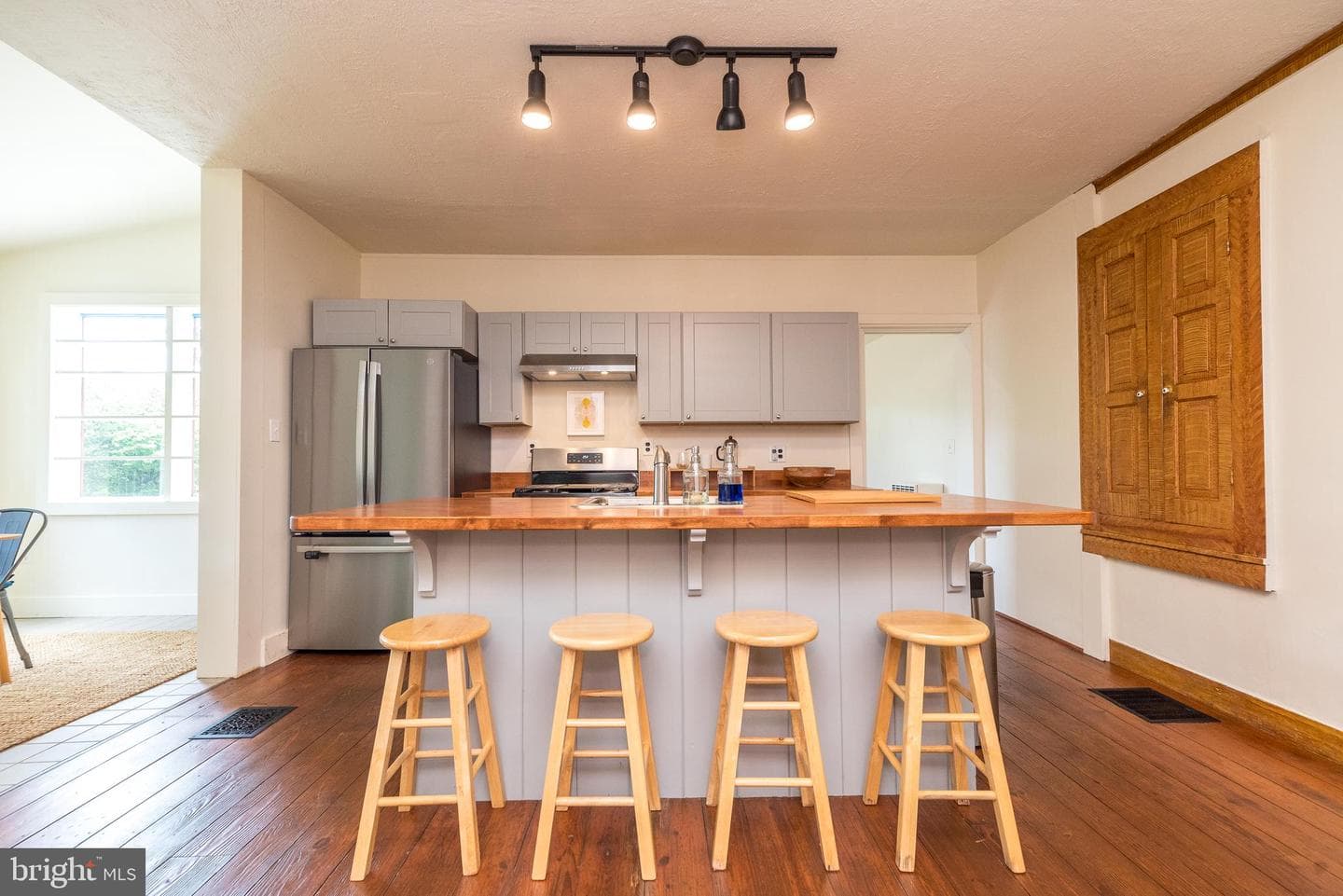1055 River Road photo 11