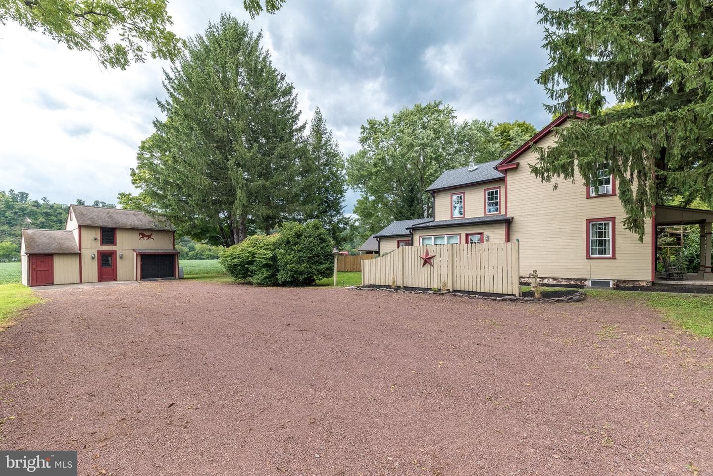 1055 River Road photo 33