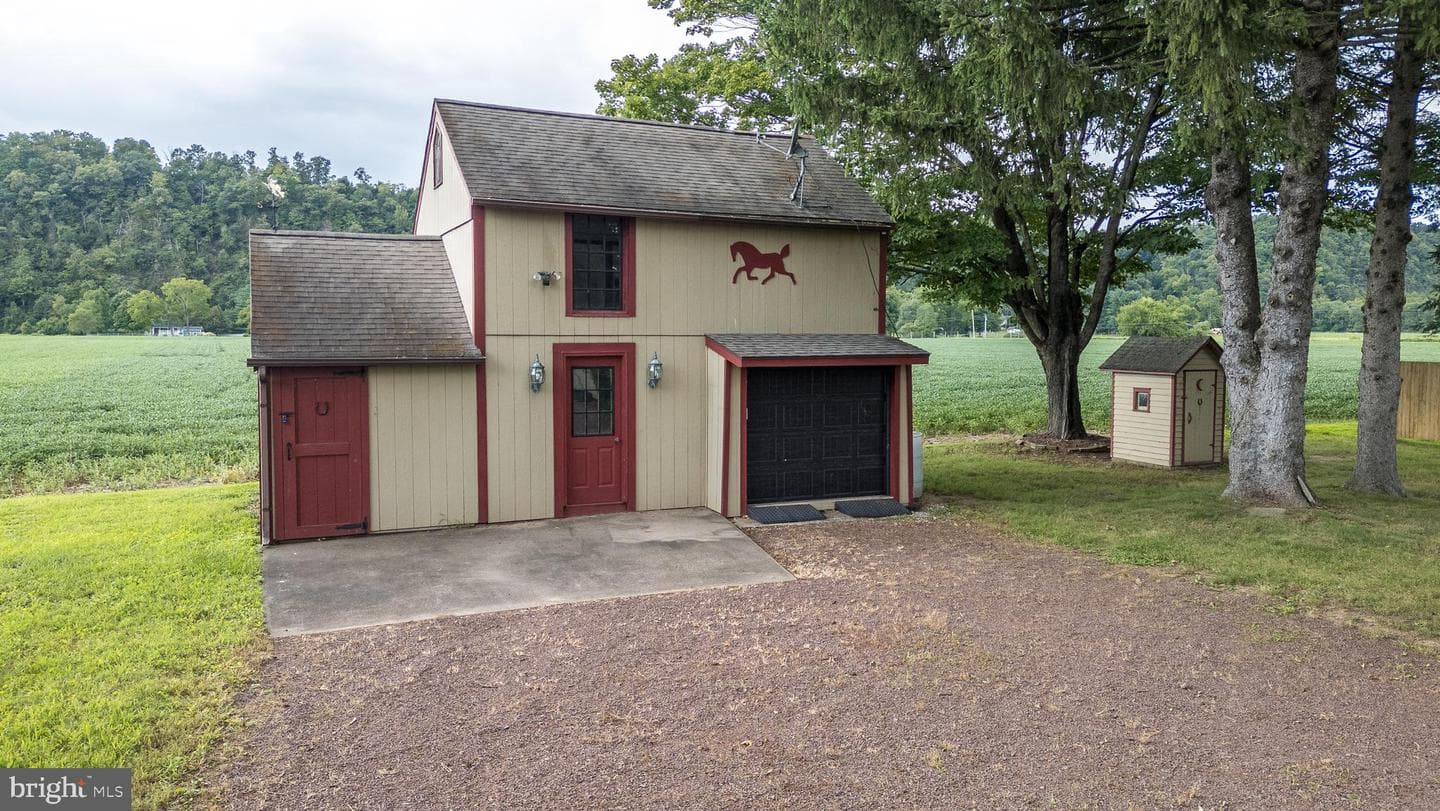 1055 River Road photo 38