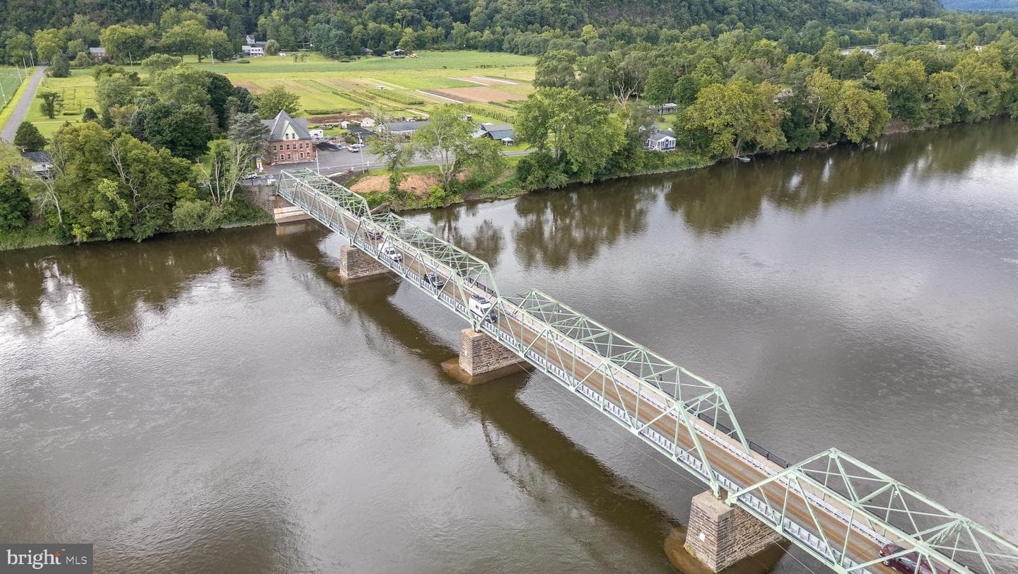 1055 River Road photo 45
