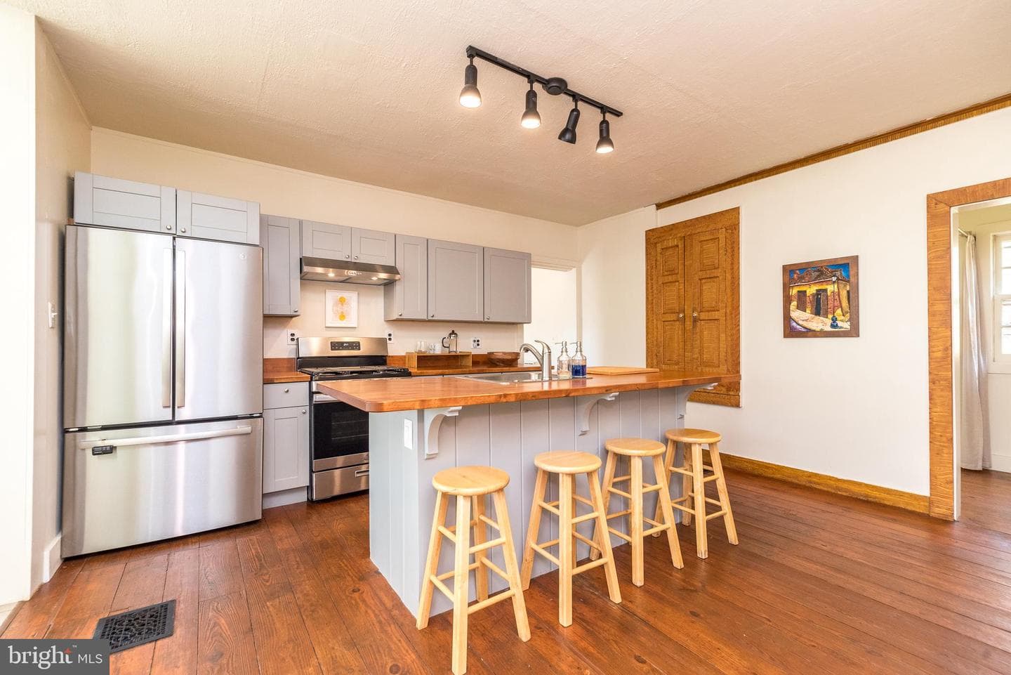 1055 River Road photo 7