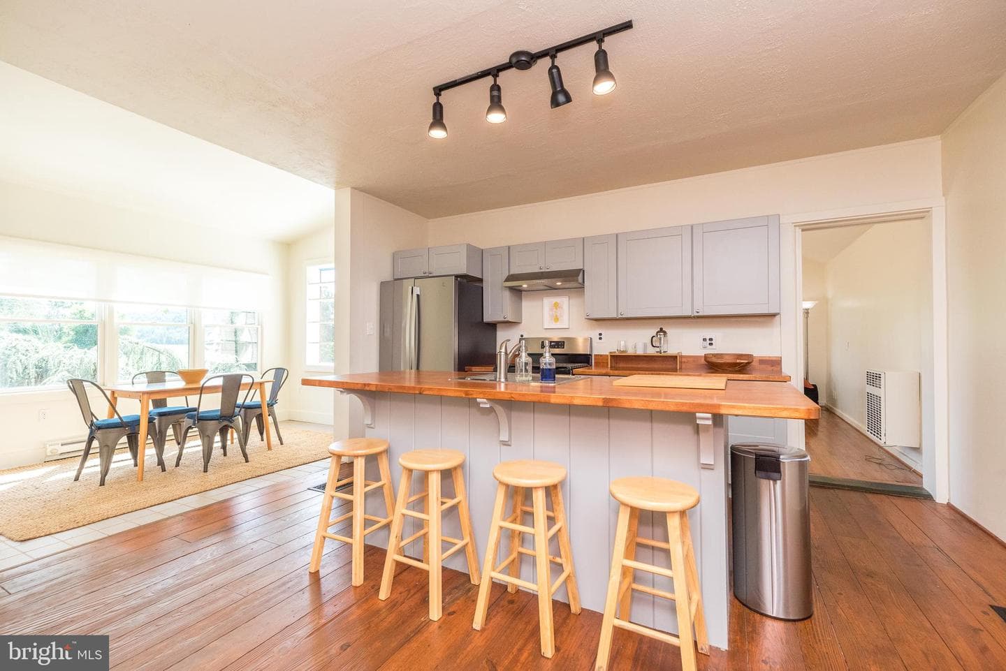 1055 River Road photo 8