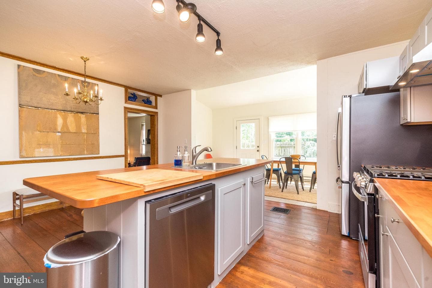 1055 River Road photo 9