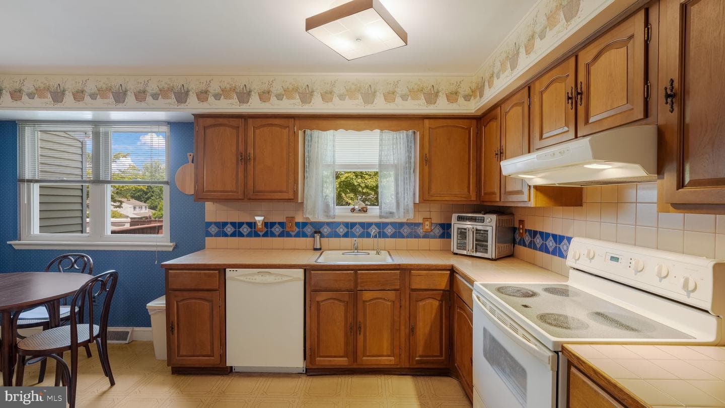 1275 Sturbridge Drive photo 11