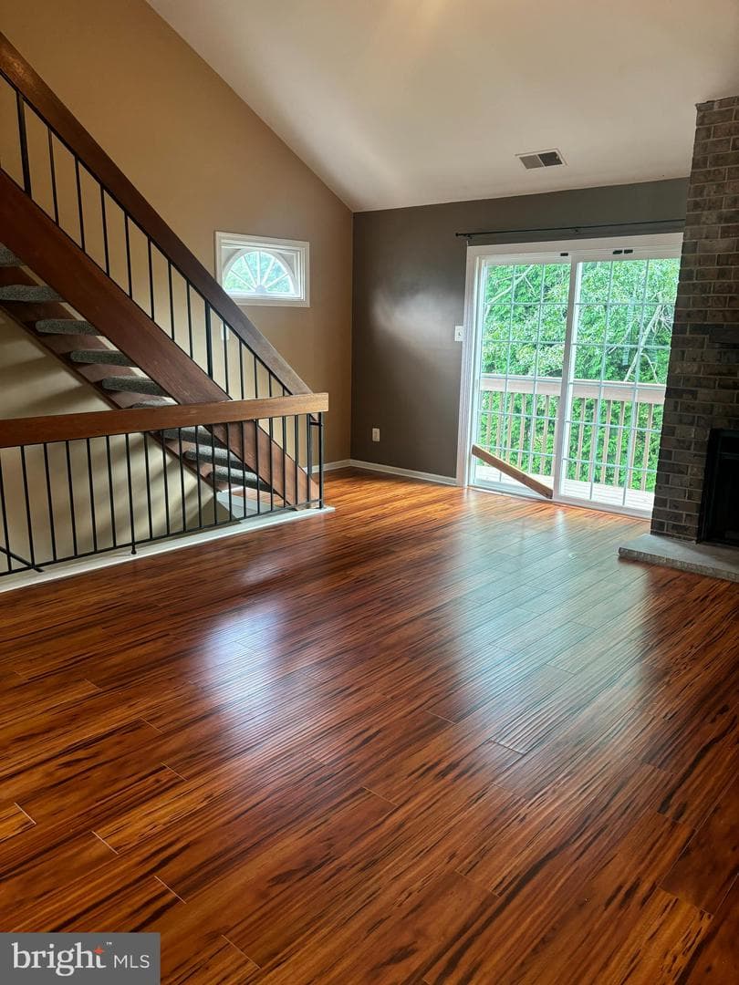 660 Woodford Lane photo 3