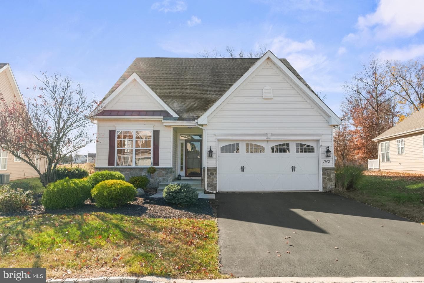 1142 Creekside Lane photo 2