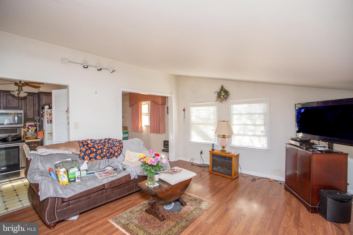 77 Davis Road photo 10