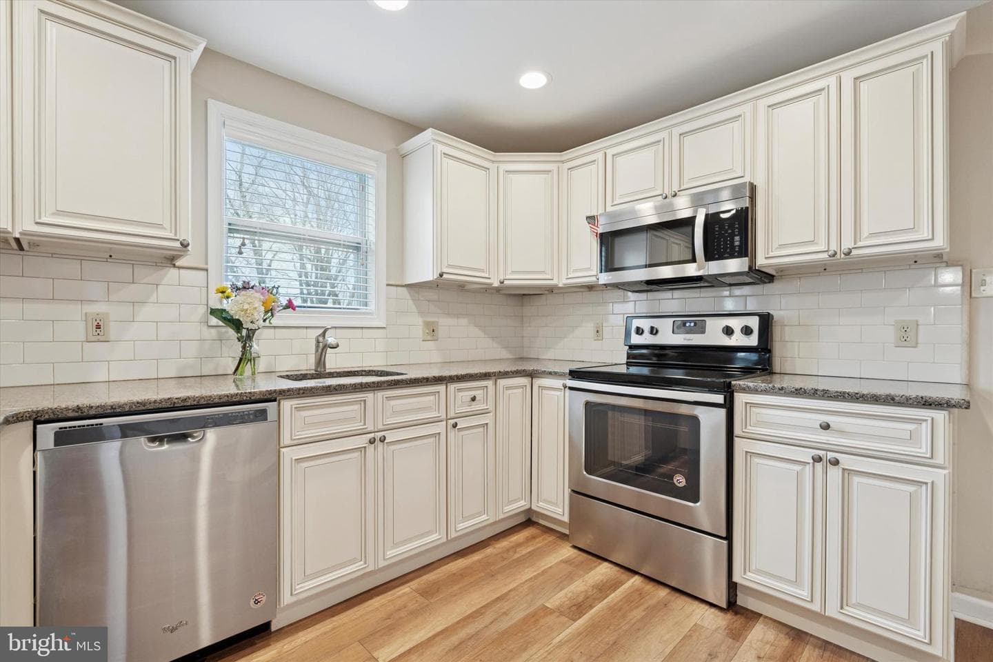288 Colonial Drive photo 3