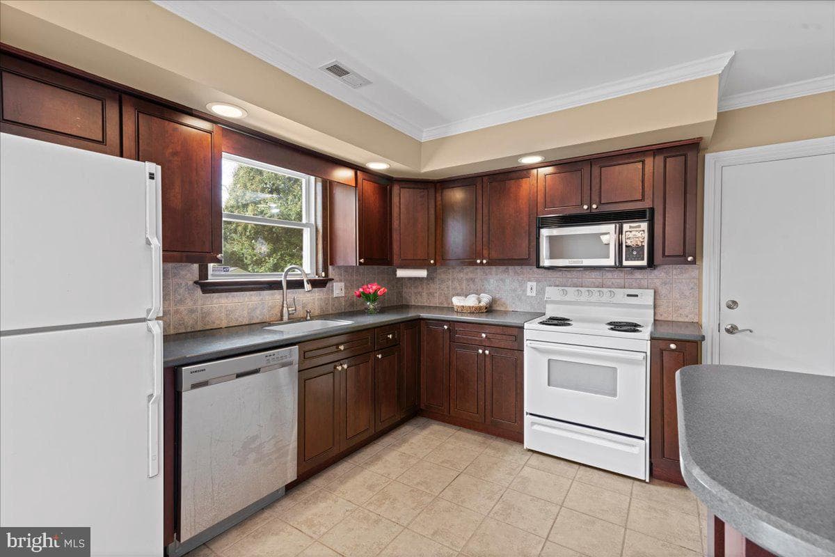 16 Dorothy Avenue photo 8