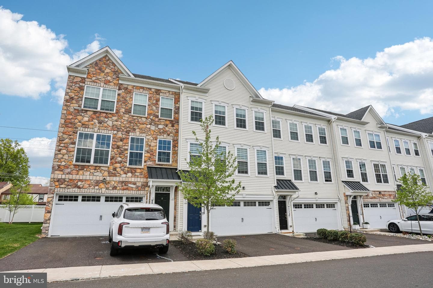 2222 Matts Way photo 3