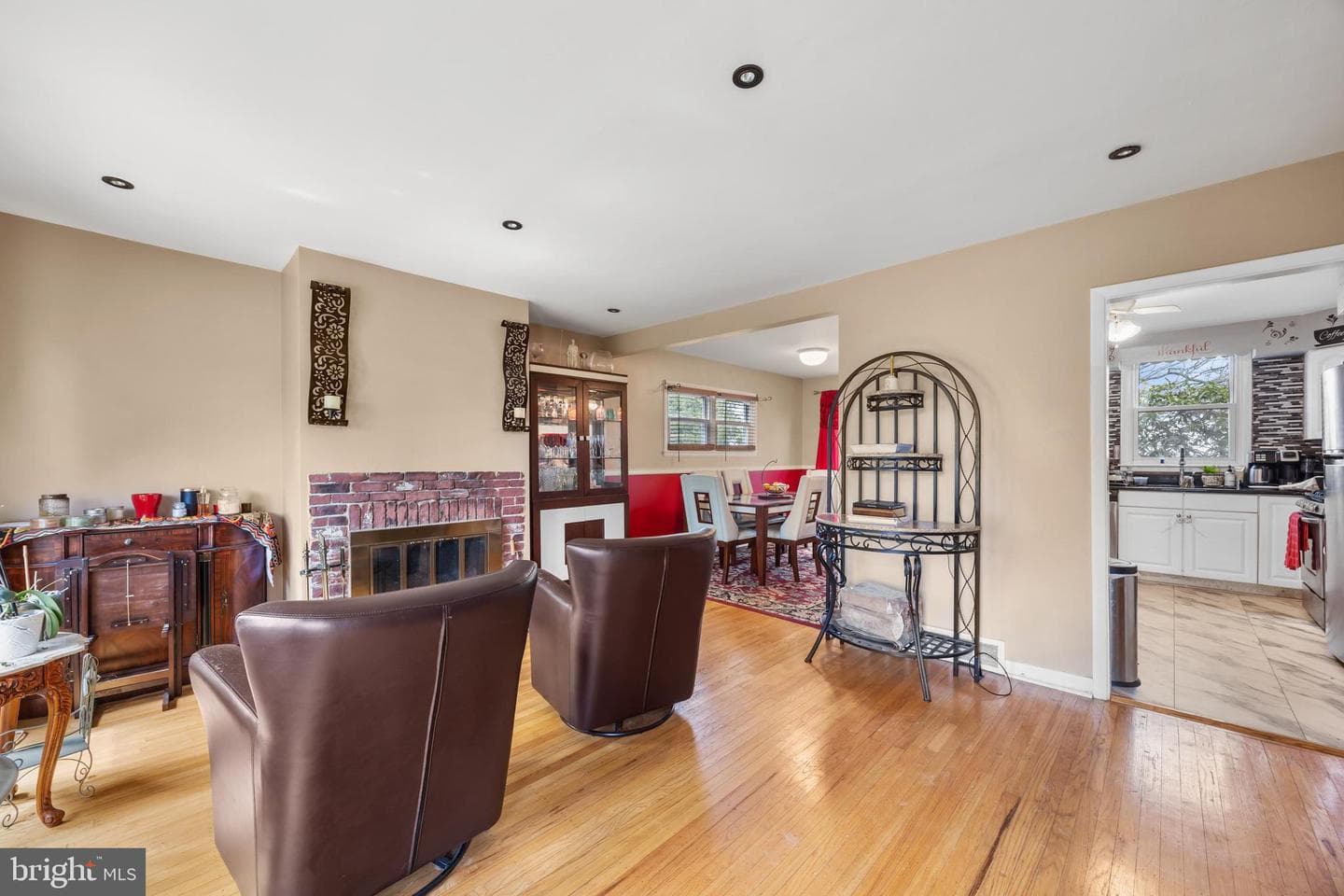 1023 Victoria Road photo 5