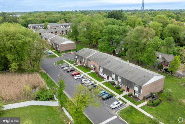 208 Hampton Crossing photo 33