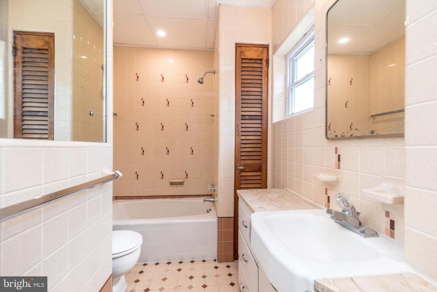 616 W Walnut Street photo 24