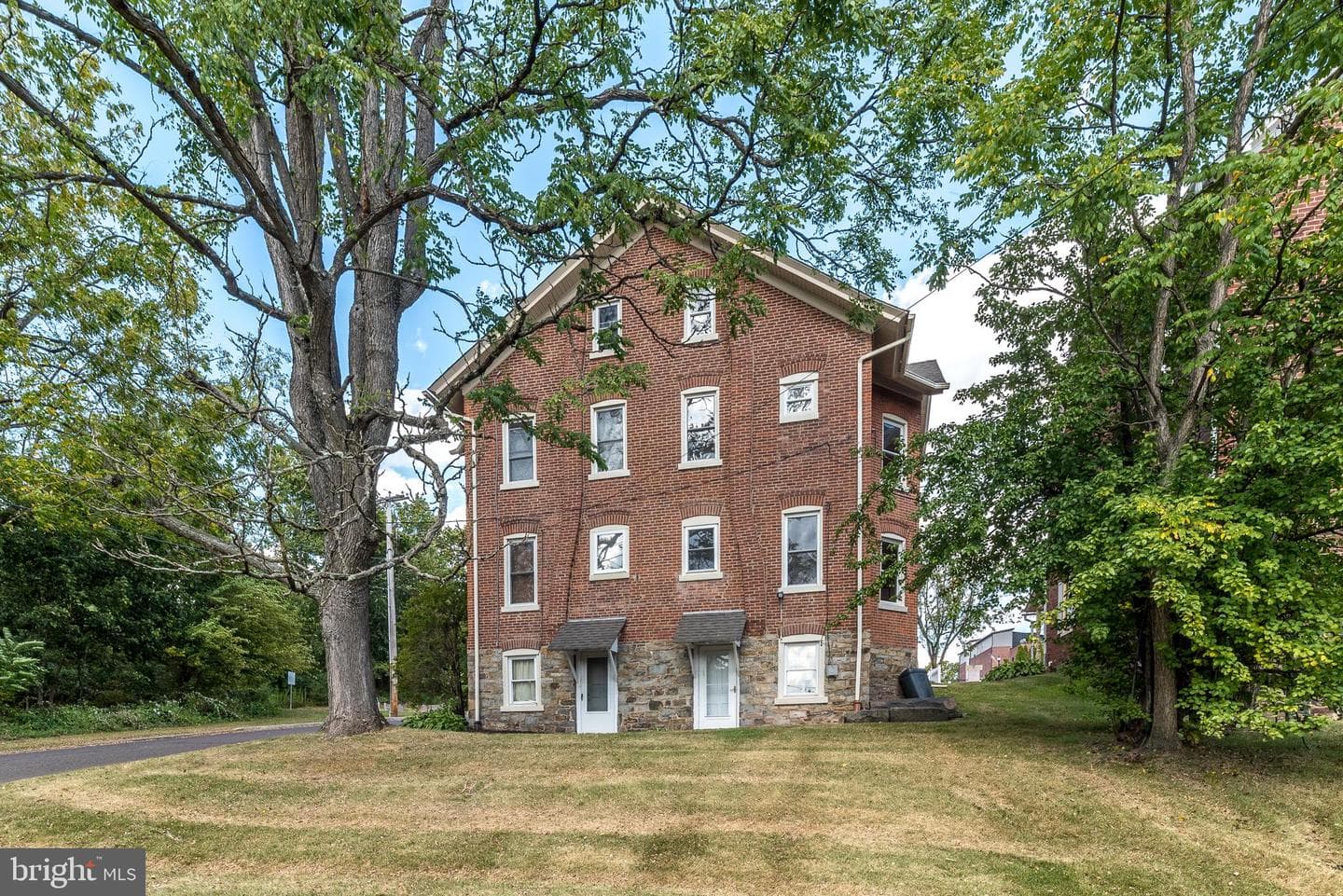 616 W Walnut Street photo 45