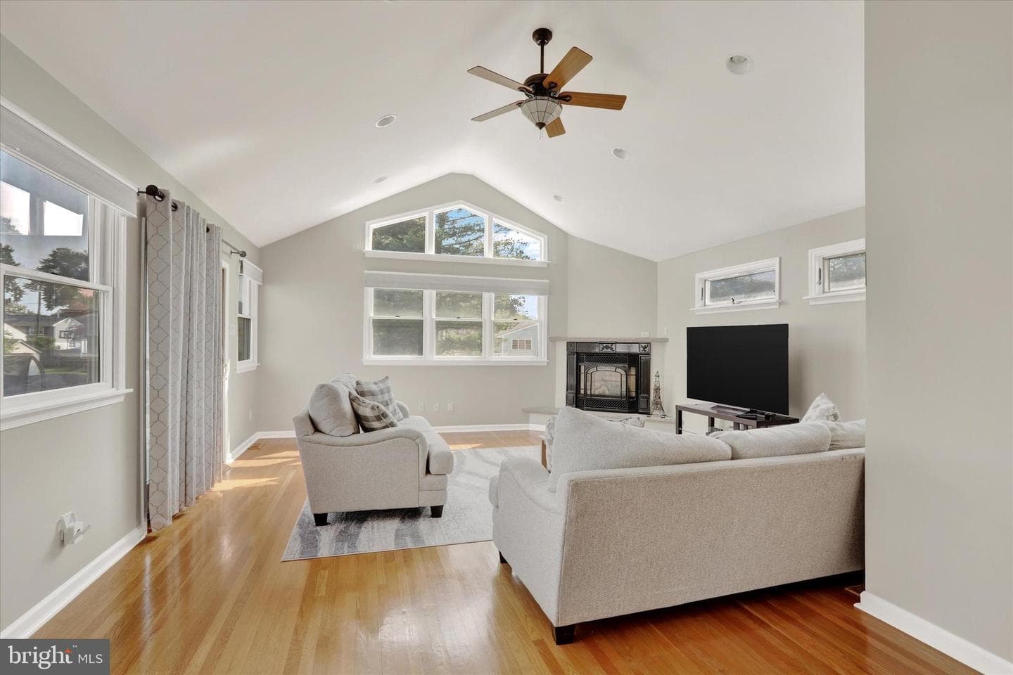 869 Primrose Drive photo 9