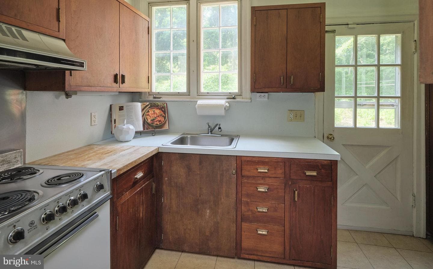 2598 River Road photo 16