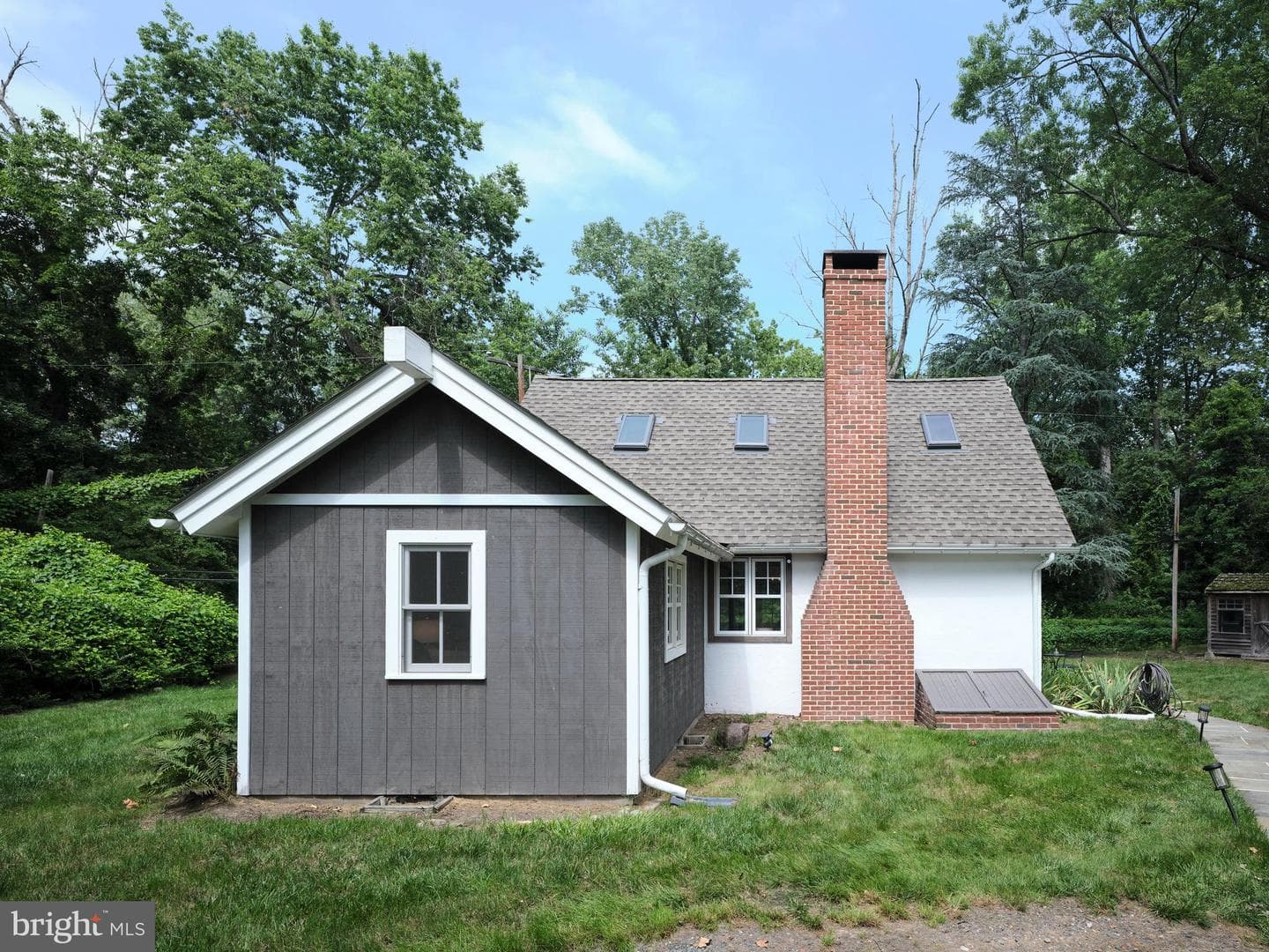 2598 River Road photo 3