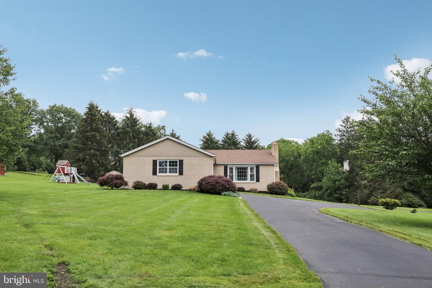 611 Hillcrest Drive photo 2