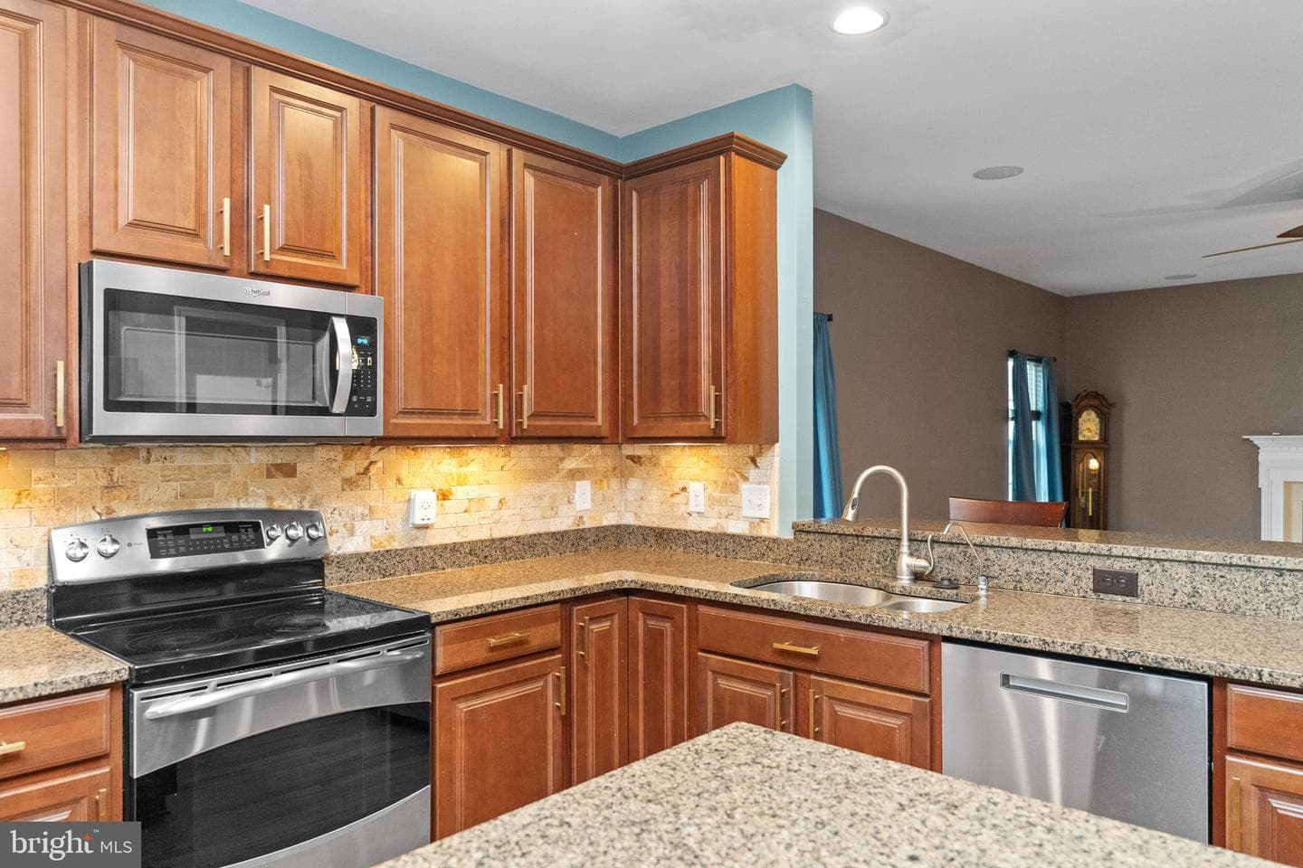 1057 Huntington Road photo 11