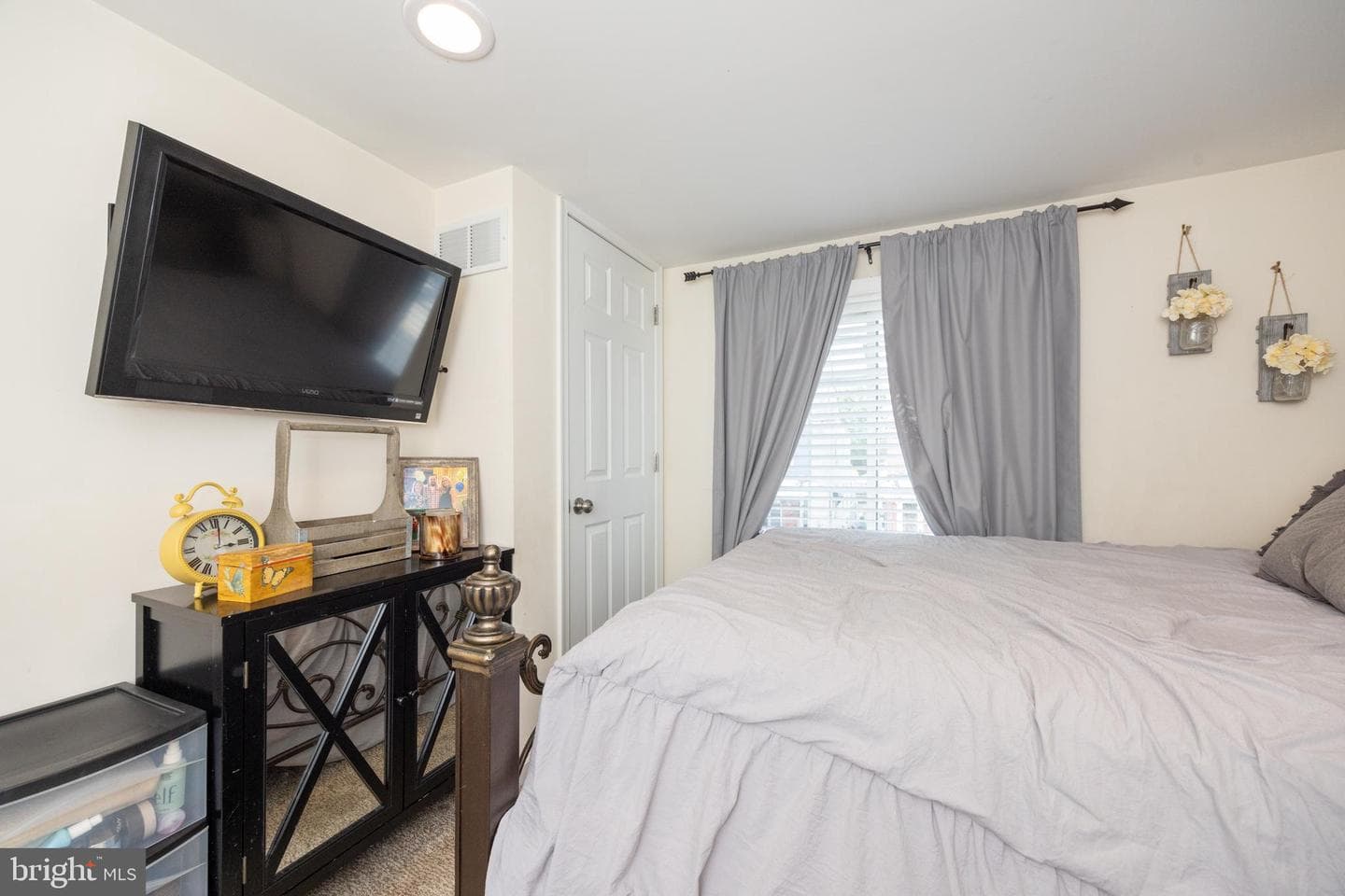 612 Pond Street photo 17