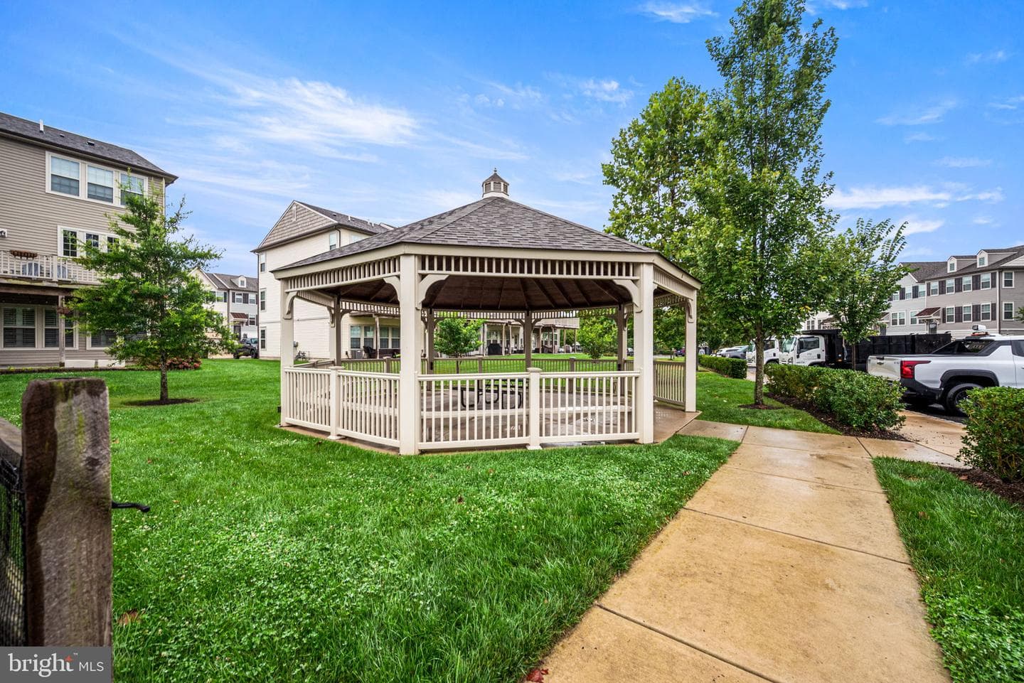 464 Rowan Street photo 33