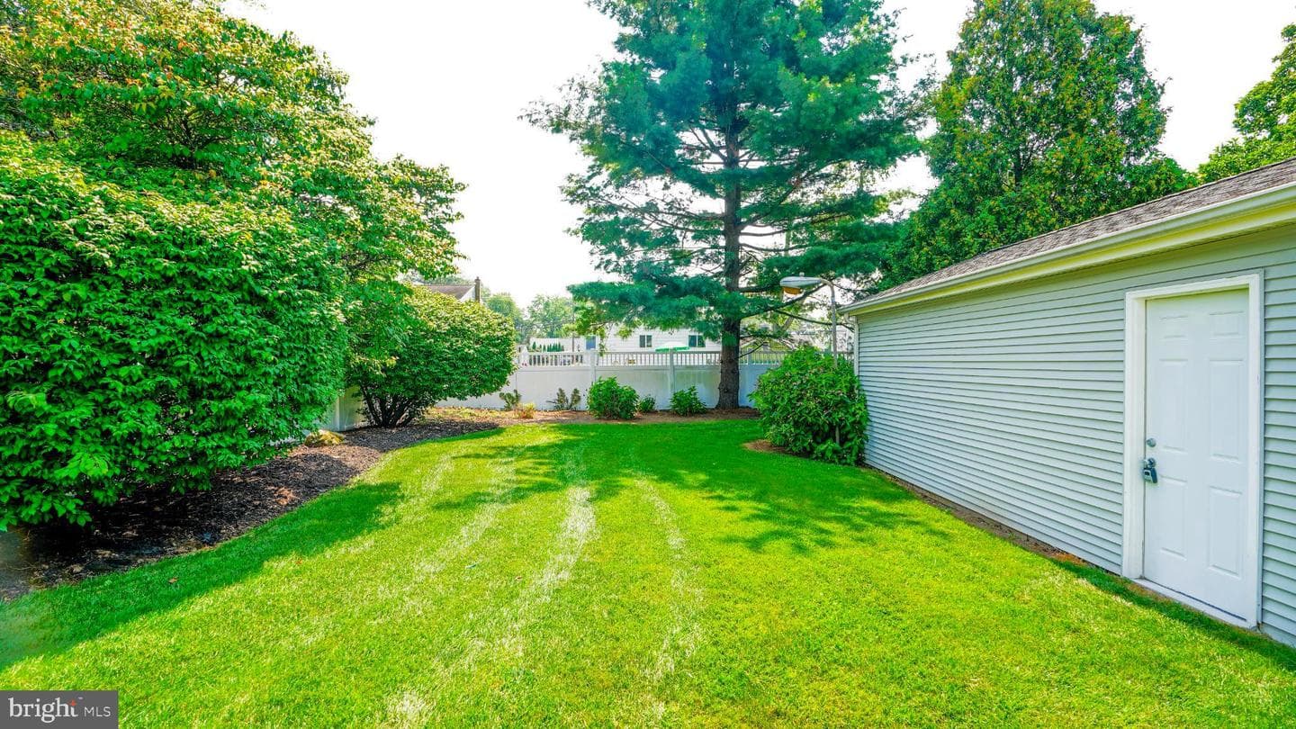 460 Kalmia Street photo 8