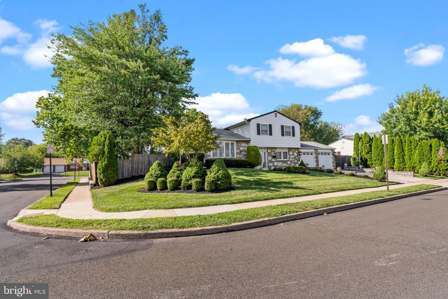 525 Cassingham Road photo 2