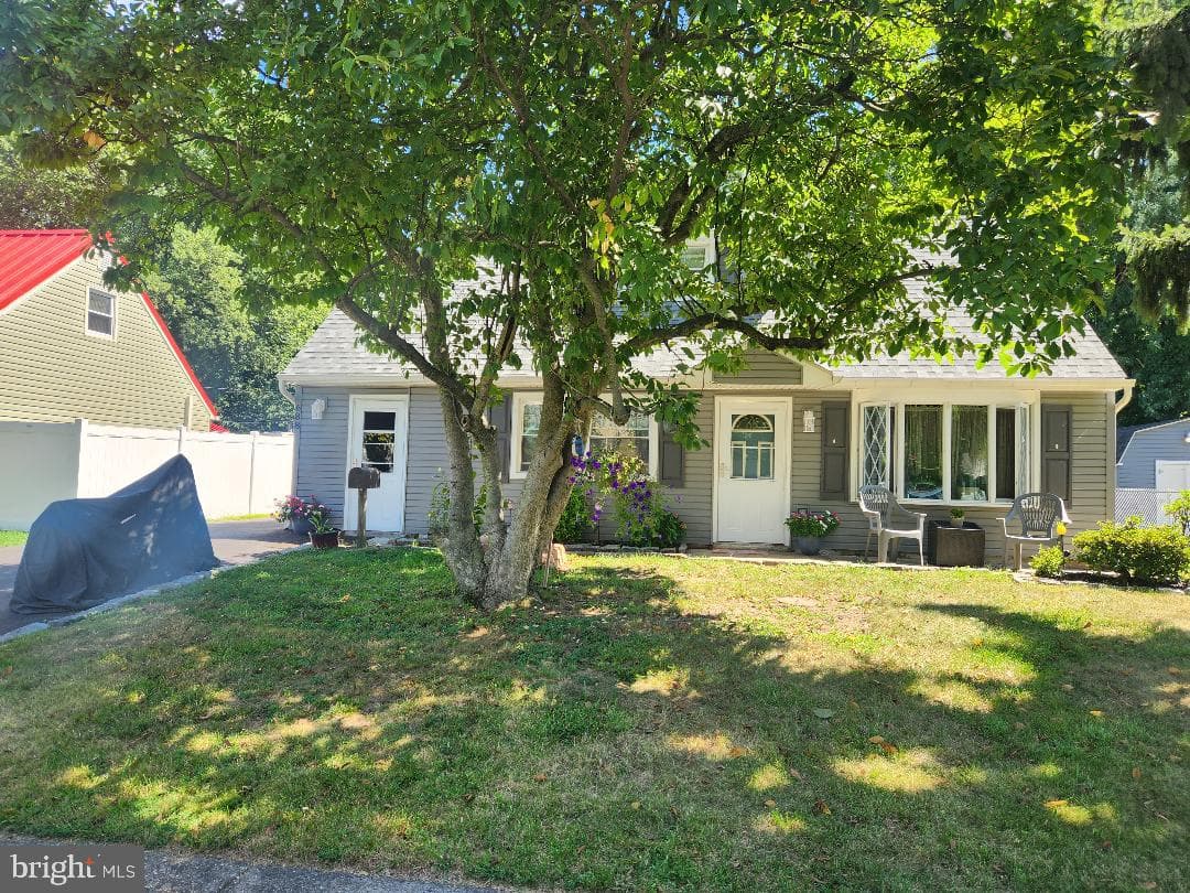 688 Carlisle Drive photo 2
