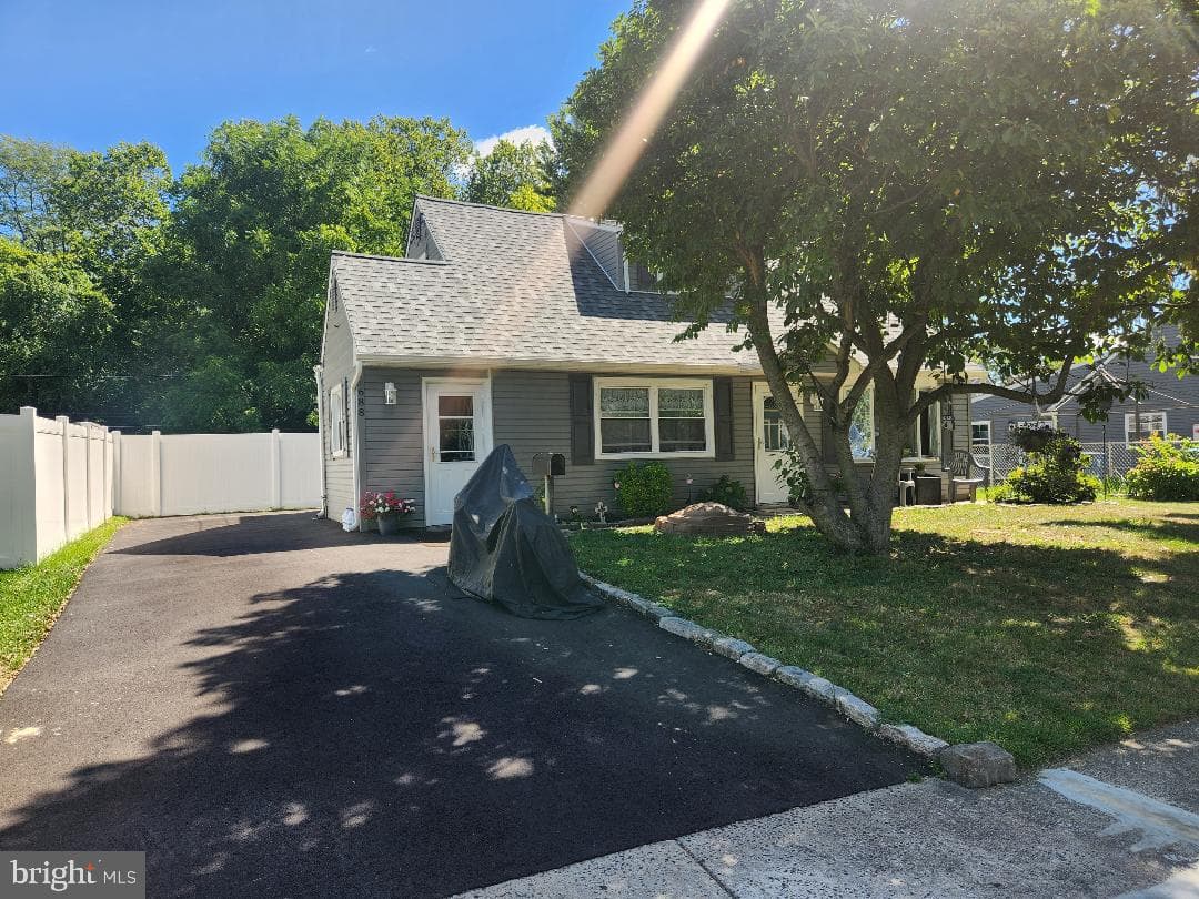 688 Carlisle Drive photo 3
