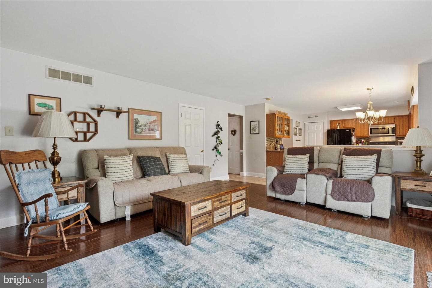 689 Pickering Road photo 10