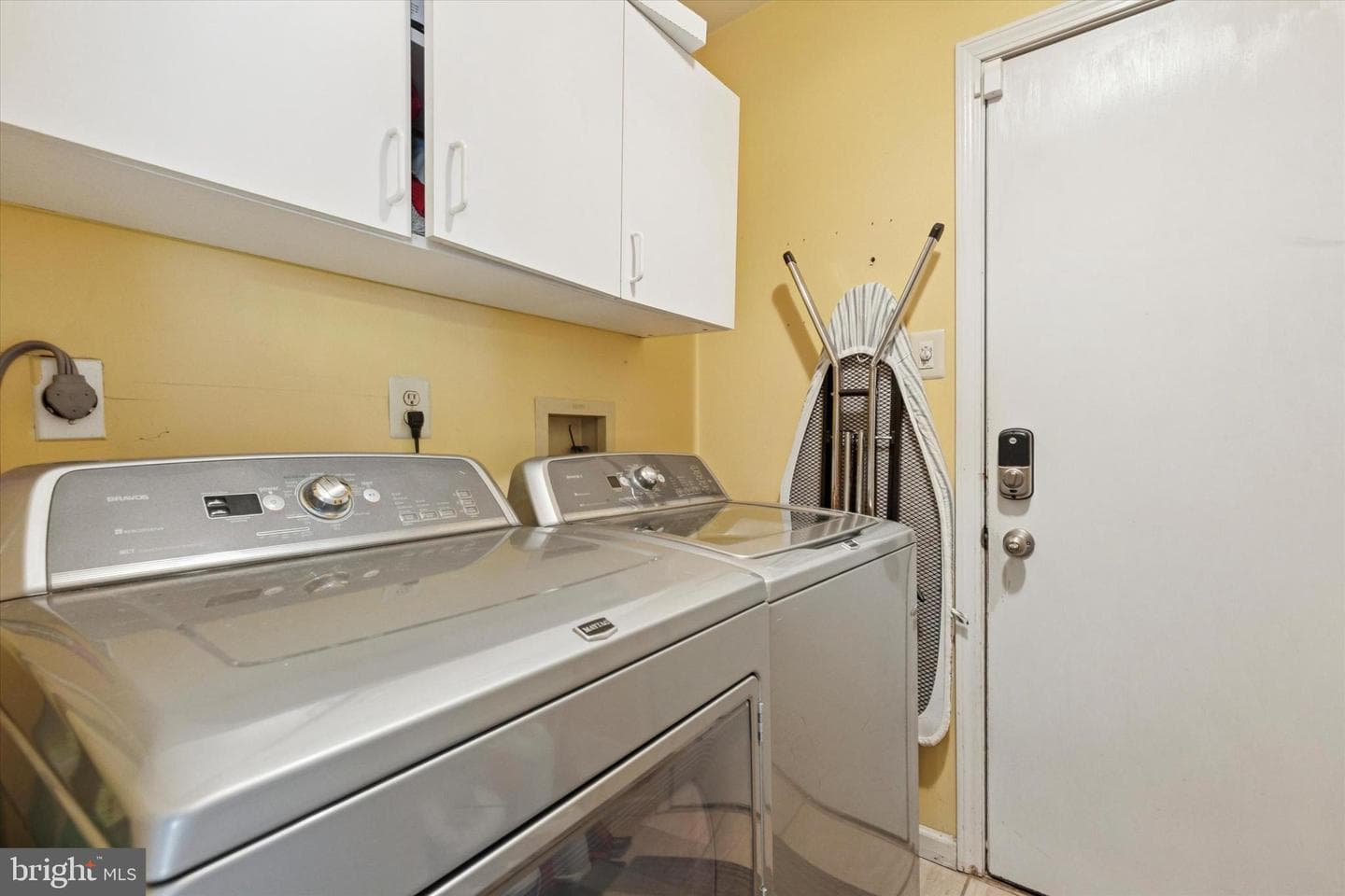 689 Pickering Road photo 16