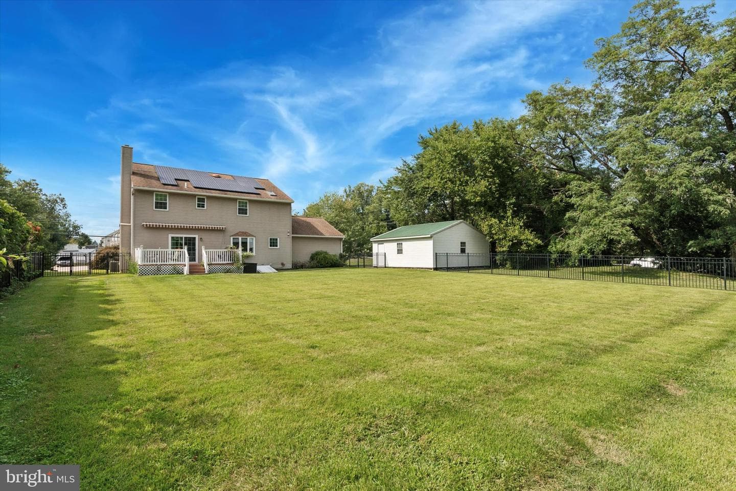 689 Pickering Road photo 2
