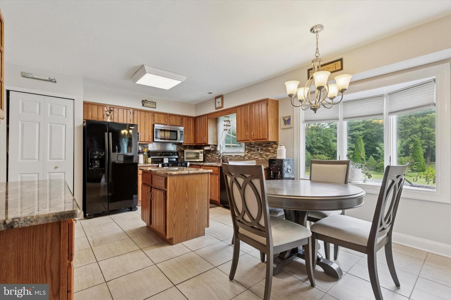 689 Pickering Road photo 4