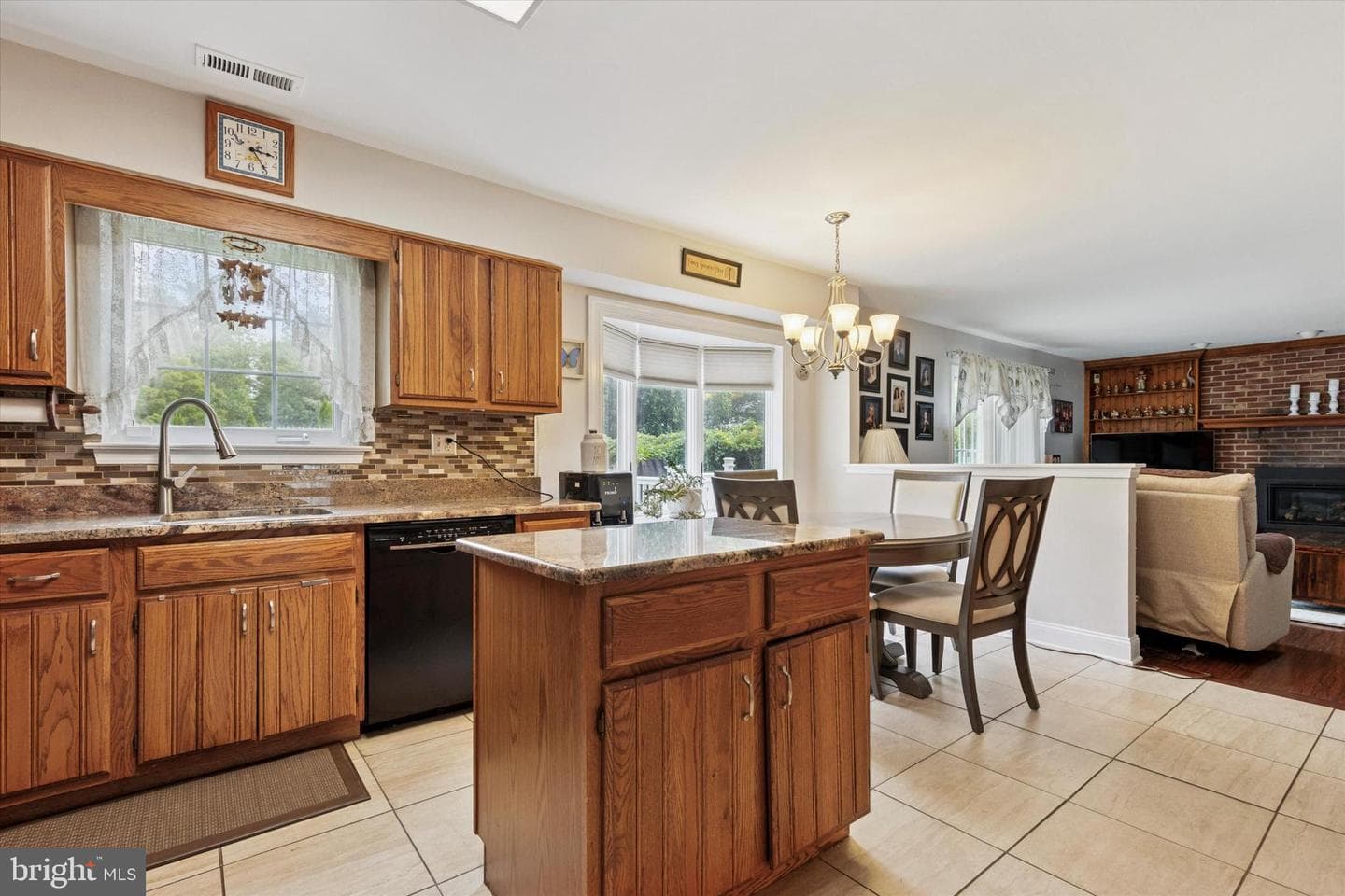 689 Pickering Road photo 5