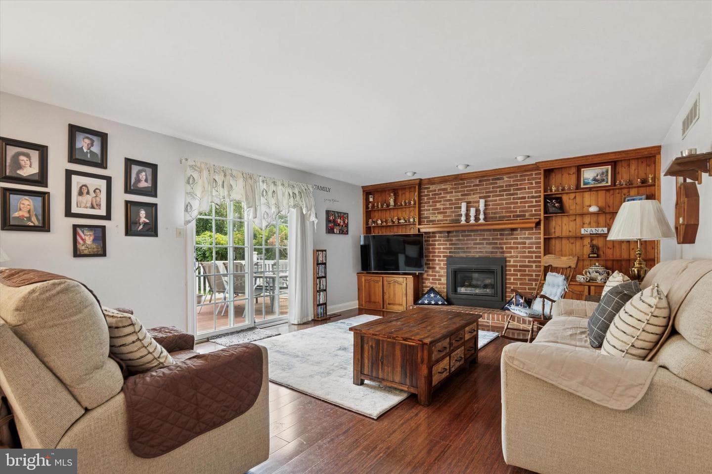689 Pickering Road photo 9