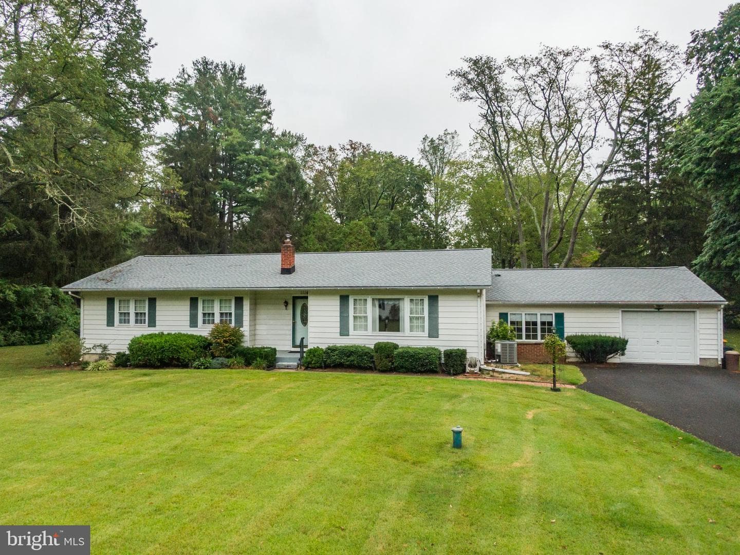 1114 General Hamilton Road photo 2