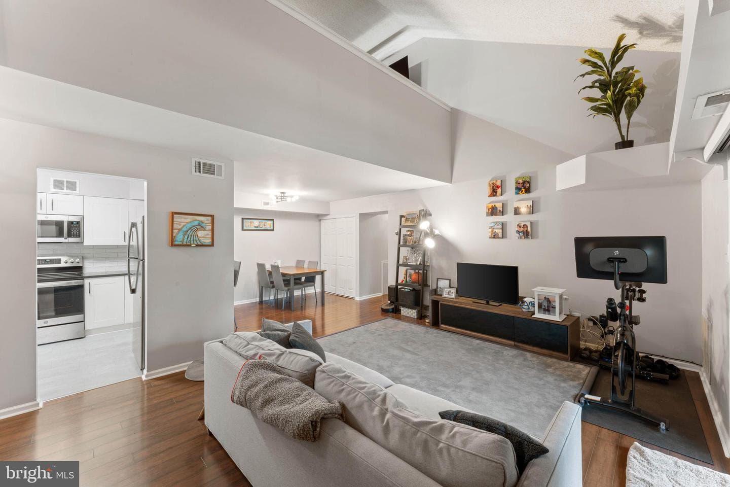 2010 Barry Court #743b photo 4