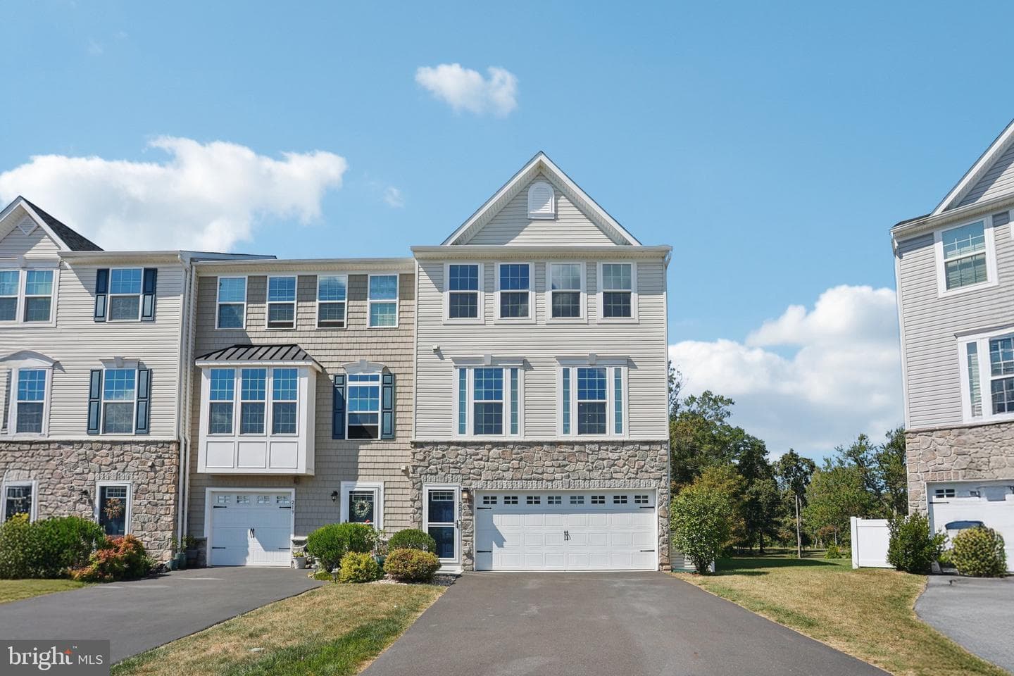 221 Laurel Lane photo 2