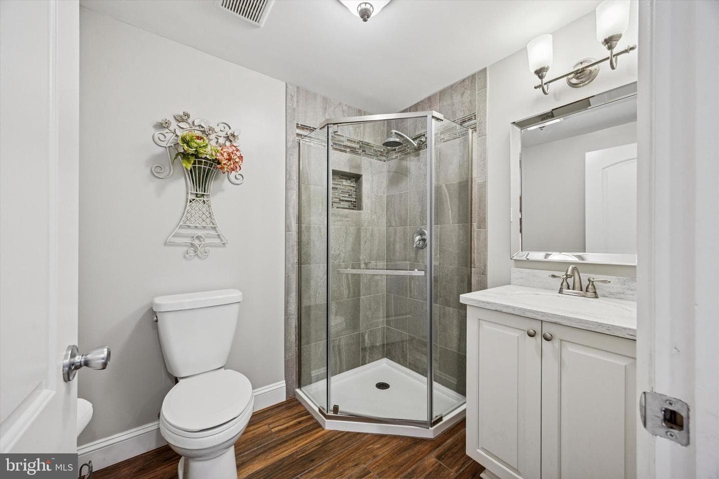222 Windsor Way photo 35