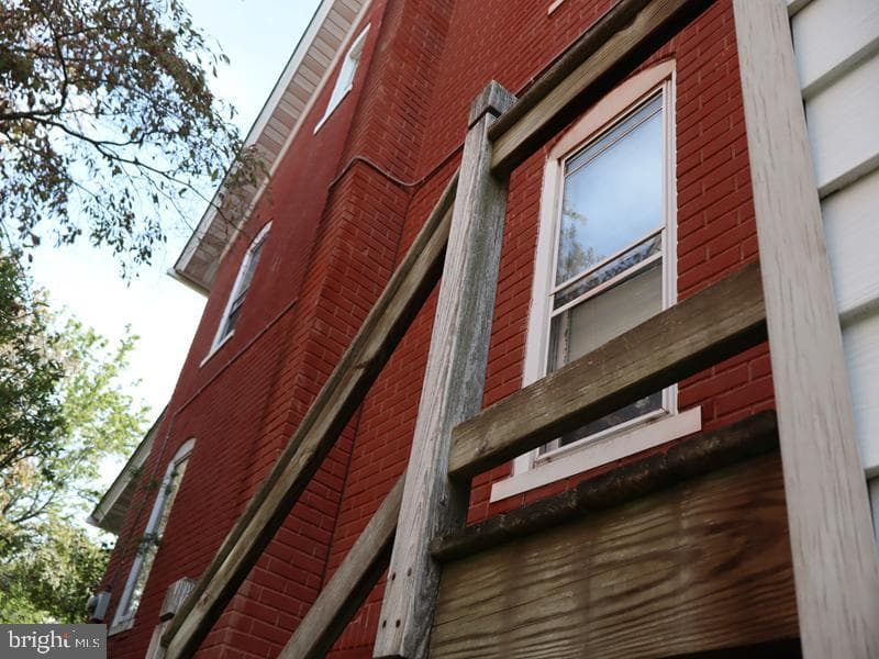 604 W Walnut Street photo 3