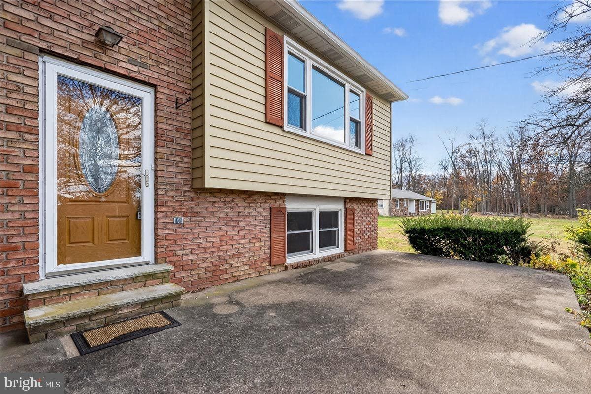 161 Maple Avenue photo 2