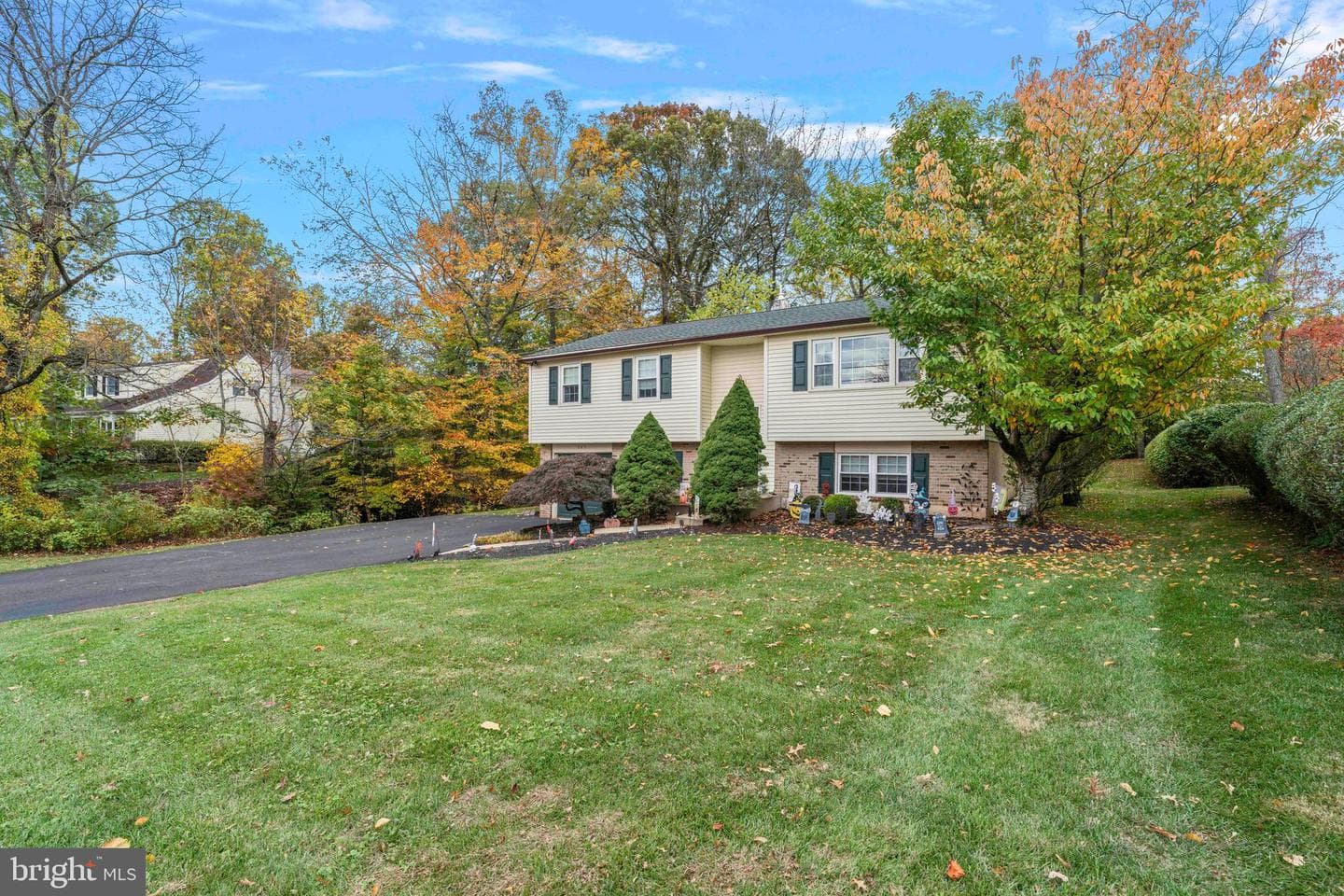 245 Hampshire Drive photo 2