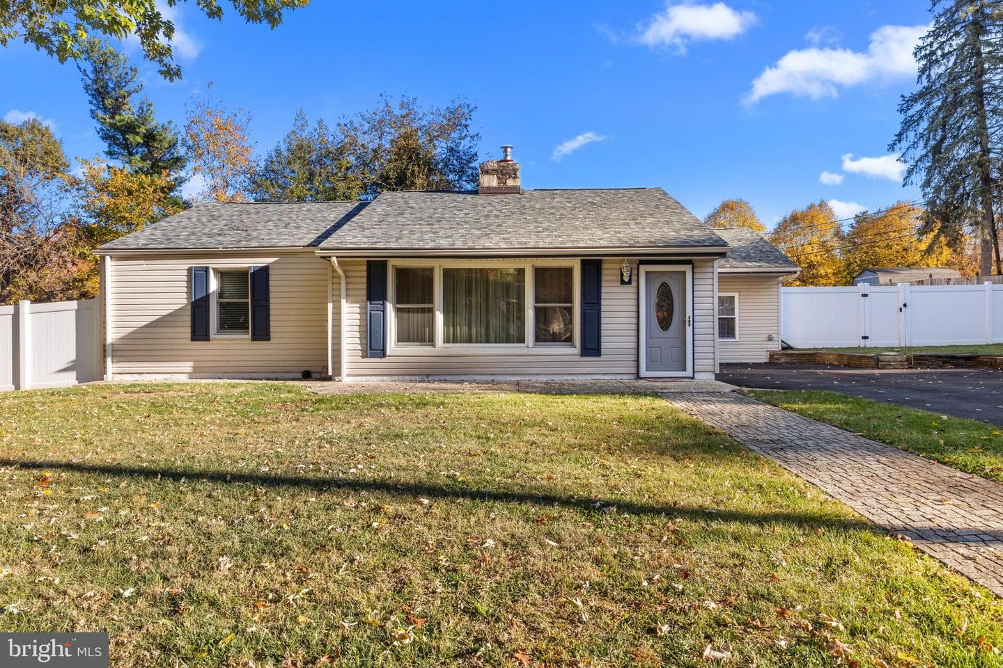 11 Hilltop Road photo 2
