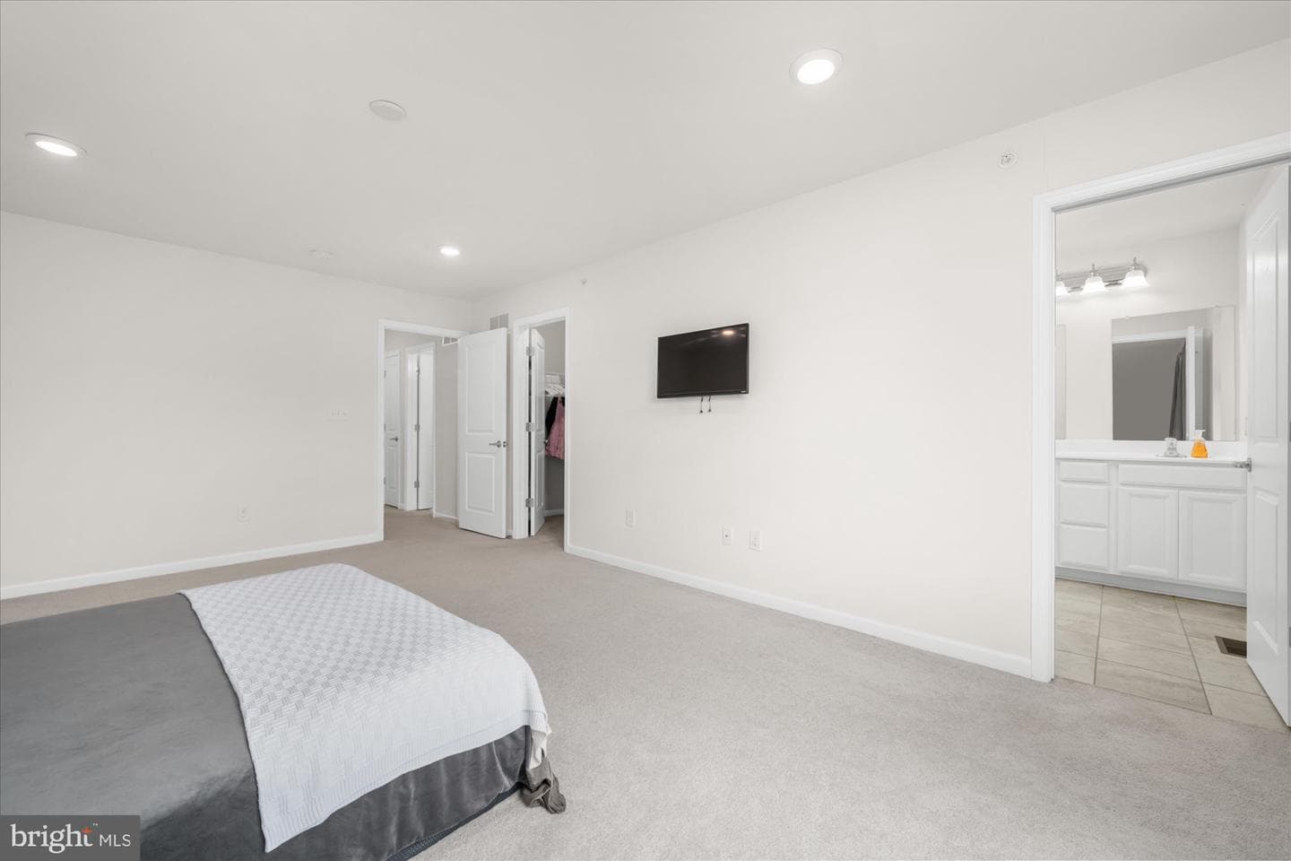 105 Edgewater Court photo 17